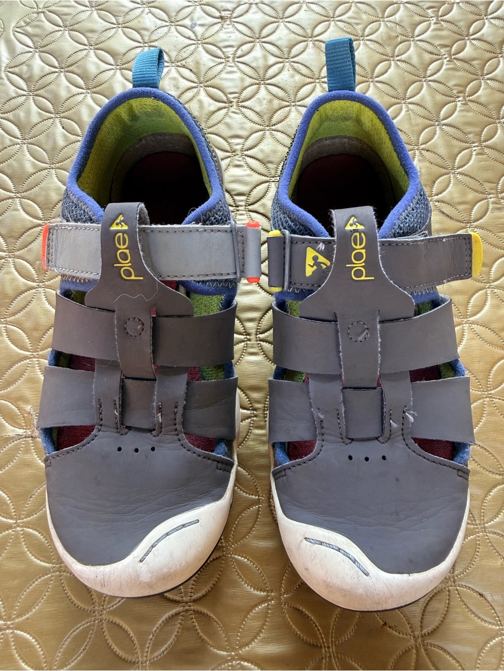 Plae Sandals kids size 2 - gray Sam 2.0 sandals - water shoes hook loop preppy
